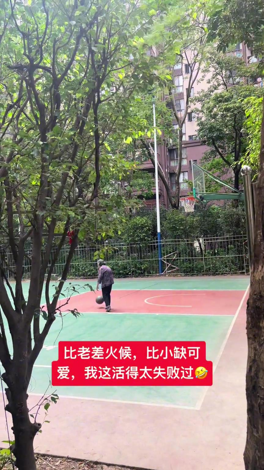 這阿婆單手一投一個準(zhǔn)，姜還是老的辣