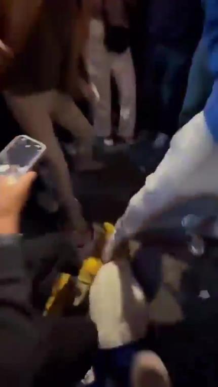 驚！尼克斯大勝步行者后，哈利伯頓遭主場球迷群毆